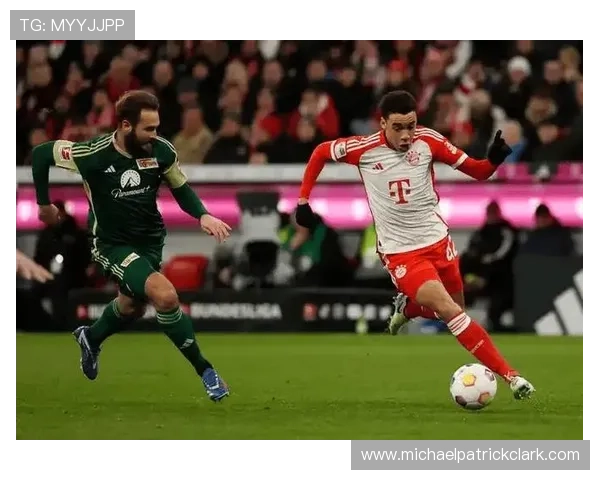 拜仁阵容豪华却越踢越乱,结构性问题逐步反映在战绩与稳定性上 拜仁阵容豪华却越踢越乱,结构性问题逐步反映在战绩与稳定性上