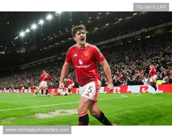 曼联防线失误频繁引发争议:稳定性面临考验,对球队表现造成影响 曼联防线失误频繁引发争议:稳定性面临考验,对球队表现造成影响