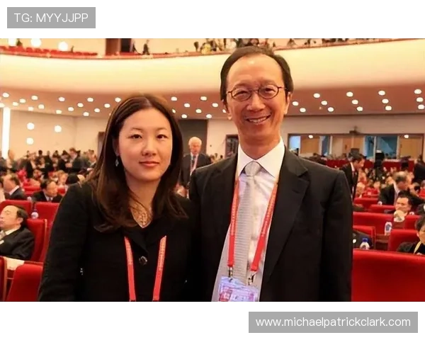 伏明霞当年跳水赚的钱，够她老公梁锦松打几辈子高尔夫？