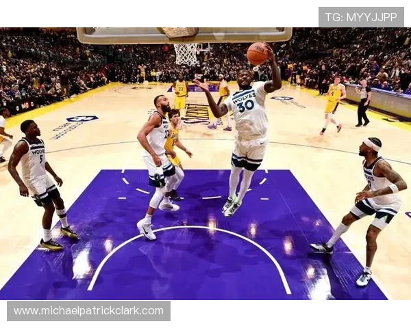 朱利叶斯·兰德尔与浓眉挡拆配合提高得分效率拉开季后赛空间