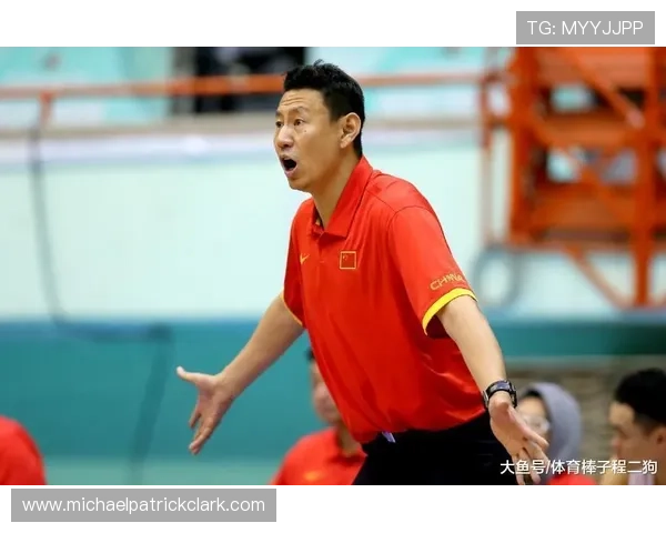 谌龙退役后住进月租五万的顶层复式，每天六点起床给老婆孩子做早餐